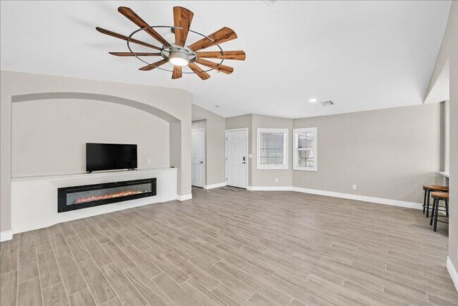 Foto del edificio - Stunning 3-Bedroom Townhome with Spacious Backyard & Fireplace