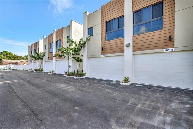 Foto del edificio - 4208 NE 7th Terrace