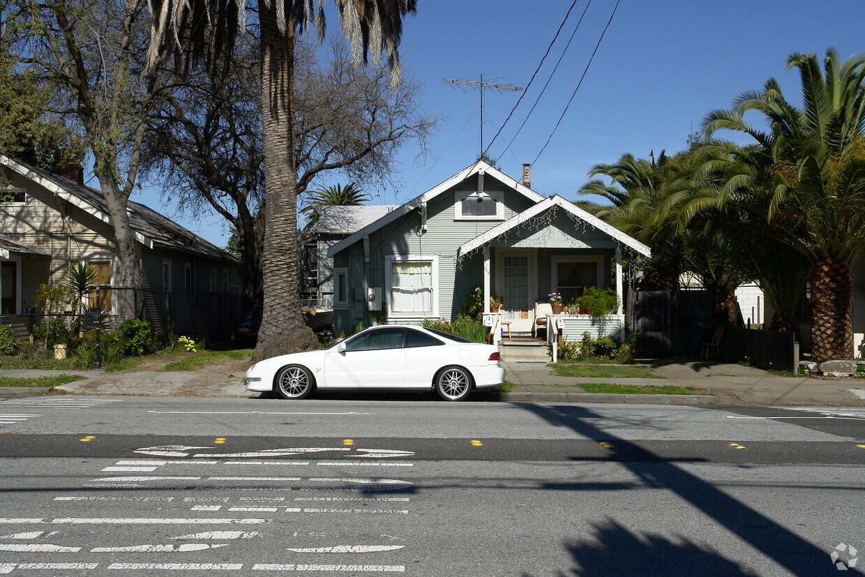 Foto del edificio - 726-728 Brewster Ave