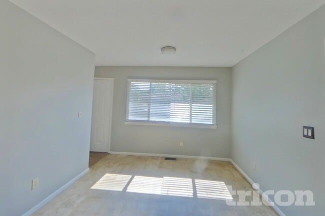 Building Photo - 910 Foothills Ct