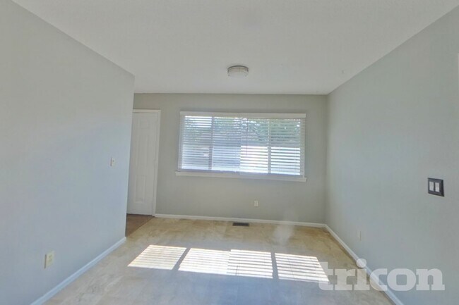 Foto del edificio - 910 Foothills Ct