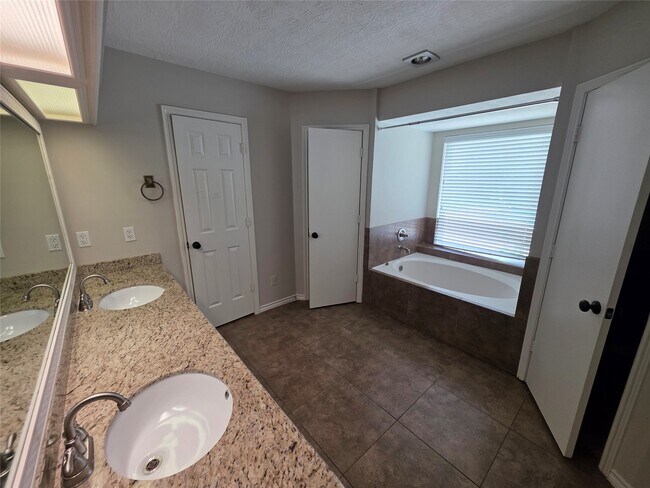 Building Photo - 16806 Sandypine Cir