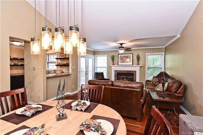 Foto del edificio - 3300 Selwyn Farms Ln