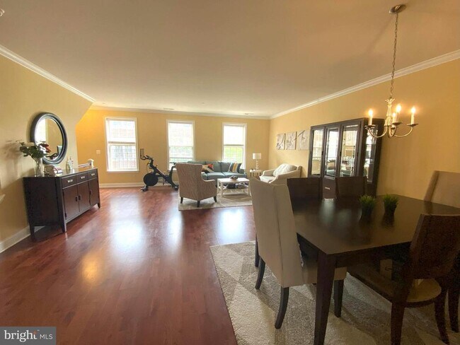 Building Photo - 303 Admirals Way