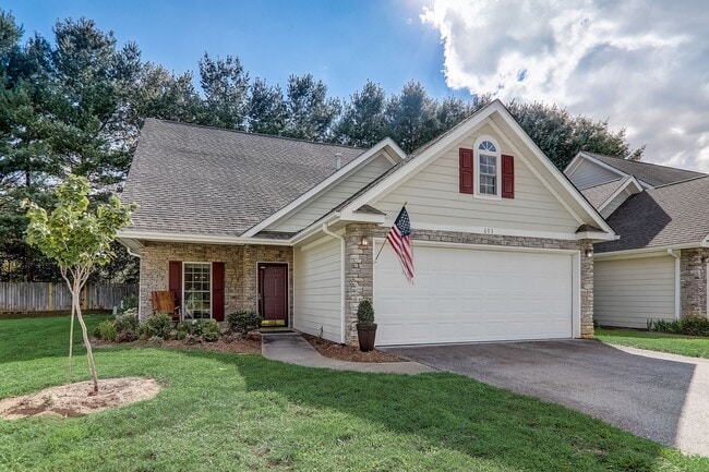 Building Photo - 893 W Pointe Dr