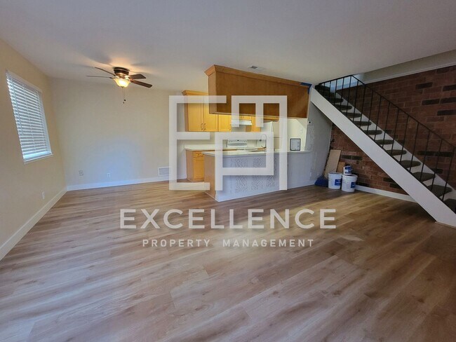 Foto del edificio - 2/1 Townhouse - Updated Kitchen, Community Pool, Storage, One Side of 2 Car Garage (For Storage)