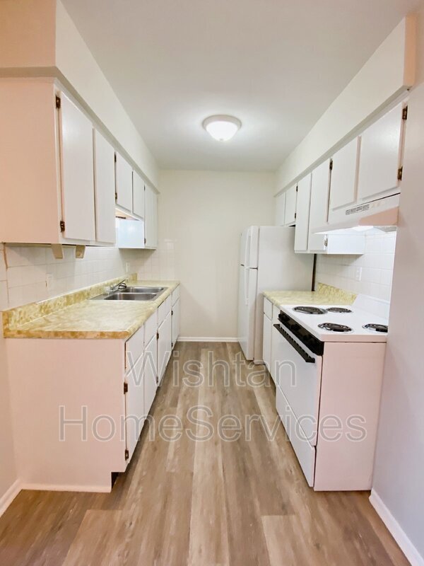 Foto del edificio - 203 Charleston Blvd