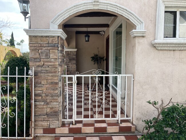 Building Photo - 841 N Wilton Pl