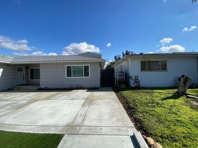 Building Photo - New Build (2022)!! 4BD/2BA, Great Views!! (Lease out, pending signatures. Check back in a few days!)