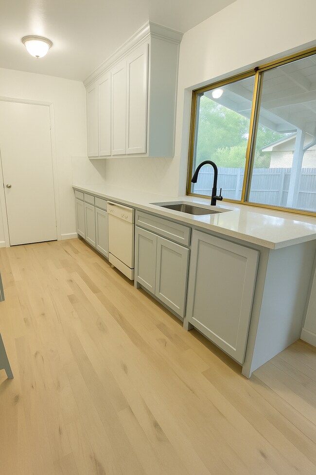 Building Photo - 805 Pinehill Ln