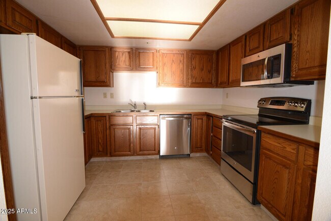 Building Photo - 7870 E Camelback Rd