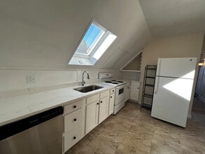 Building Photo - 53 Hale St