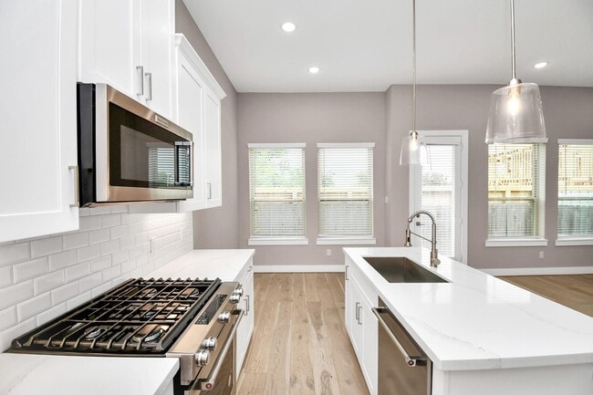 Building Photo - 305 Chobani Ln