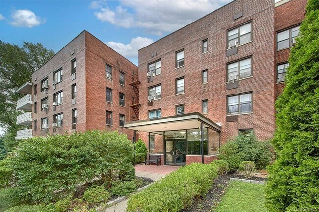 Foto del edificio - 1 Remsen Rd