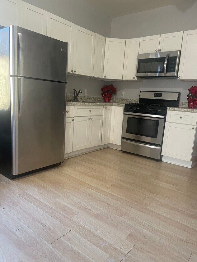 684 Grove St Unit 2L - 688 Grove St