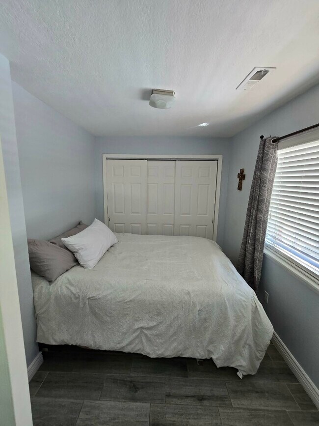 Dormitorio 1 - 2263 S Buckley Rd
