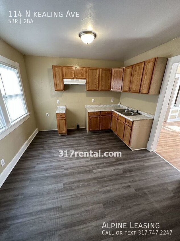 Building Photo - Spacious 5 bedroom