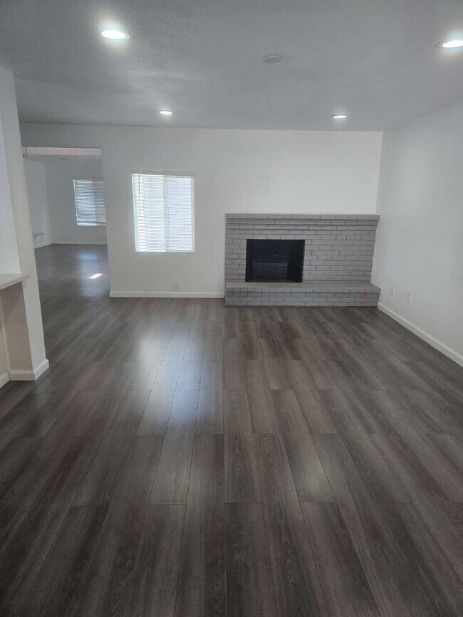 Building Photo - Fully Renovated Four Bedroom Home, Highly ...