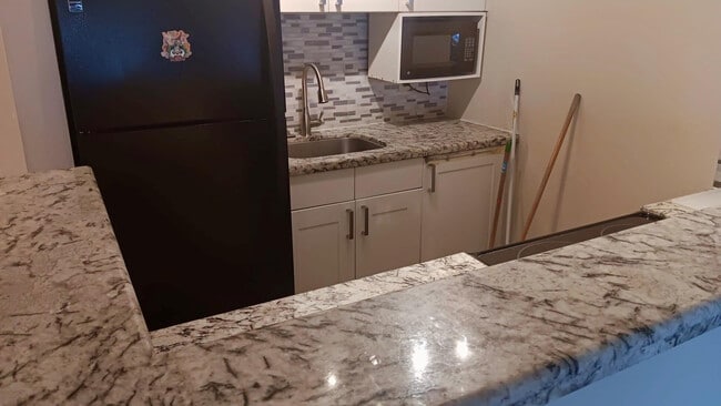 Building Photo - 2000 NE 51st Ct