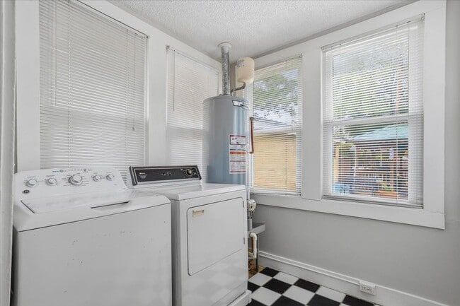Building Photo - Spacious 2BR/1BA Lower-Level Apartment Near Downtown Savannah