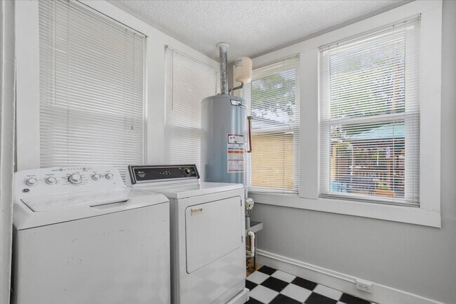Foto del edificio - Spacious 2BR/1BA Lower-Level Apartment Near Downtown Savannah