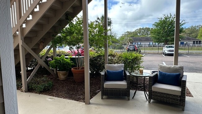 Building Photo - Gated Community, 3/2, Just Minutes to Beach!