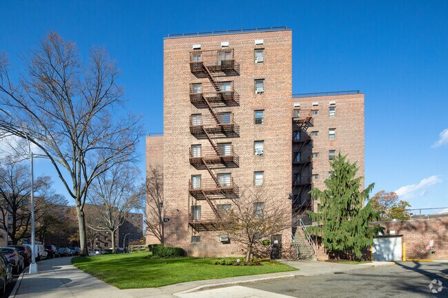 Foto del edificio - 8740 Francis Lewis Blvd