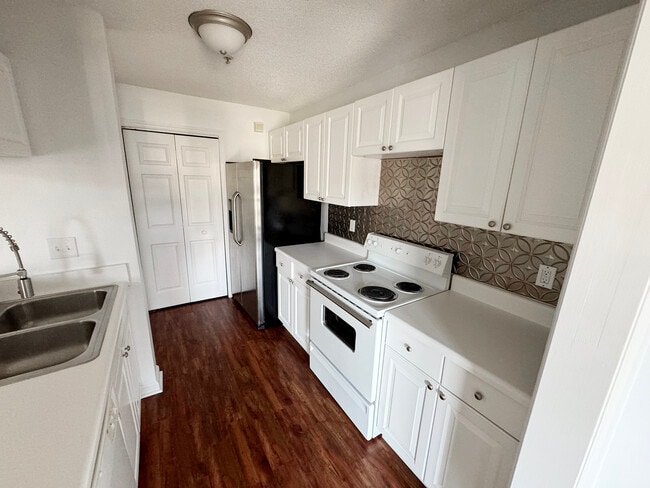 Building Photo - 902 Litchfield Way