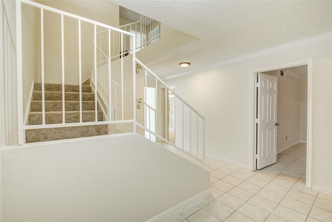 Foto del edificio - 2114 Greenbriar Colony Dr