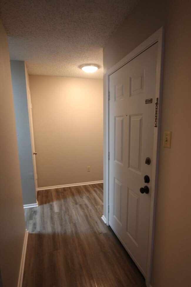 Foto del edificio - Coming Soon: 2 Bedroom, 1 Bathroom Downsta...