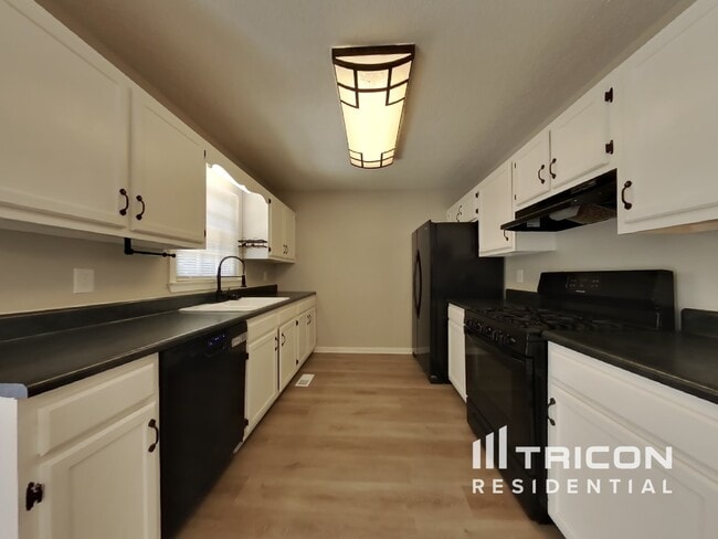 Building Photo - 579 Stratford Dr