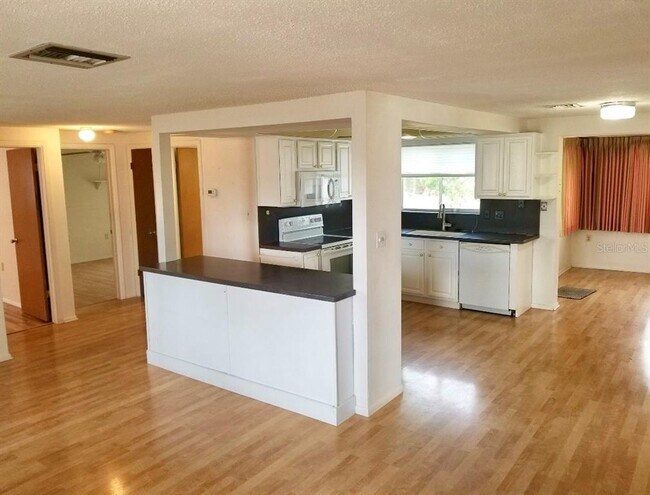 Foto del edificio - 10140 Glen Moor Ln
