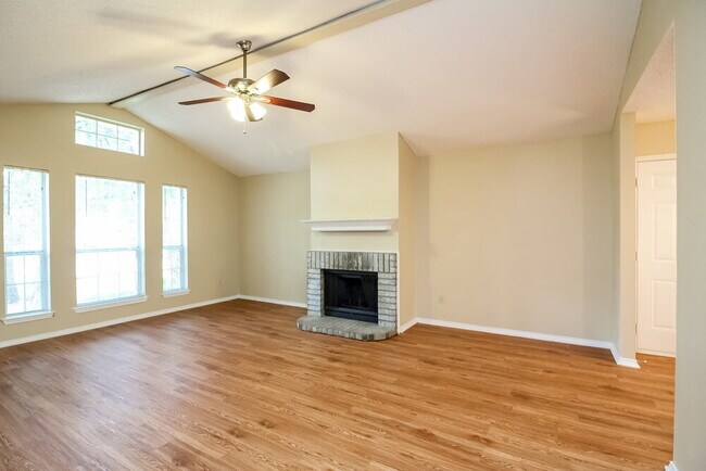 Foto del edificio - 1125 Hidden Creek Dr