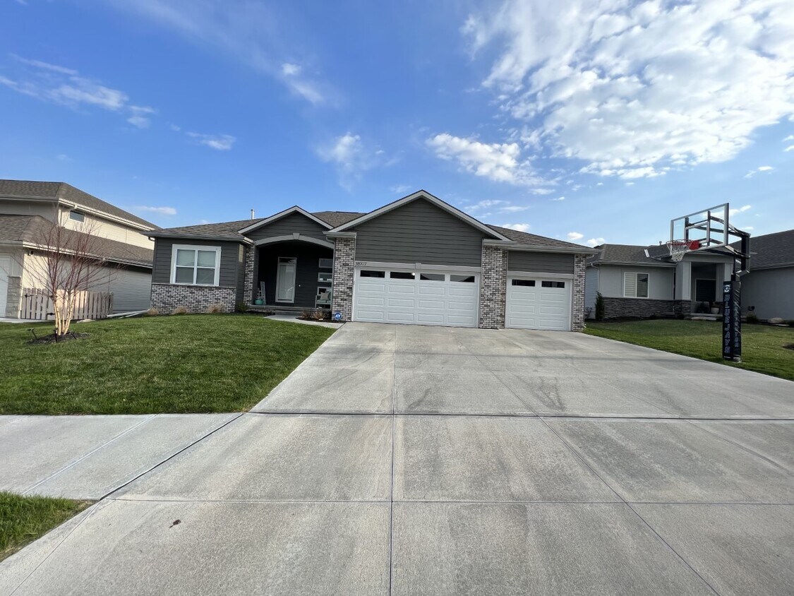 18707 Larimore St, Elkhorn, NE 68022 House Rental in Elkhorn, NE