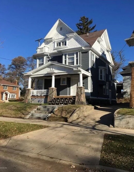 Building Photo - 800 Kalamazoo Ave SE