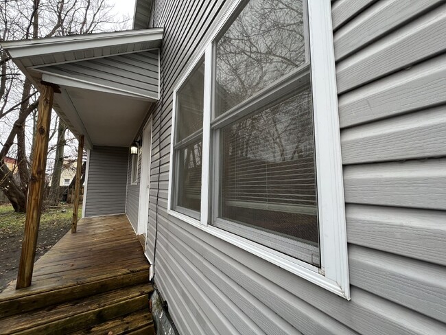 Building Photo - West Side 3BR Townhouse Style
