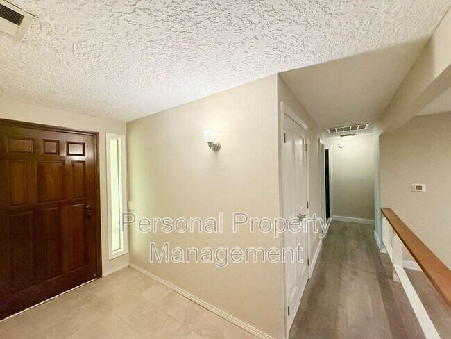 Foto del edificio - 9411 NE Pinecreek St