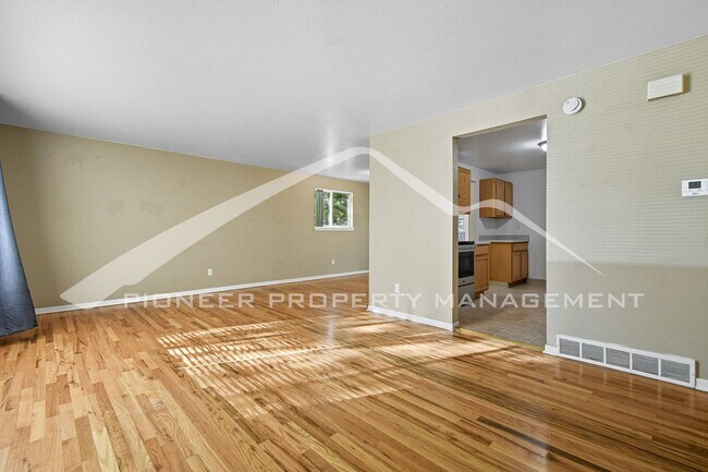 Building Photo - Spacious Home with Washer/Dryer and Fenced...