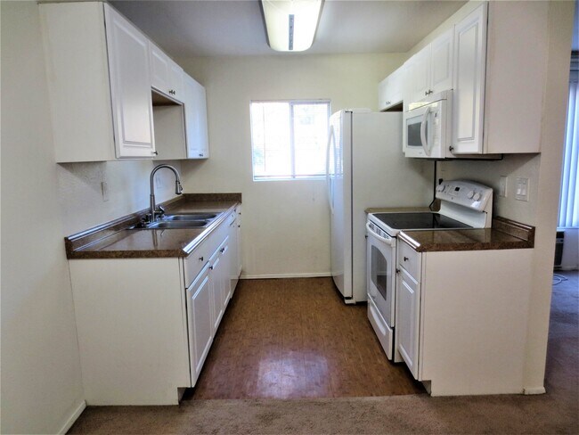 Foto del edificio - Private complex offering upstairs condo for rent