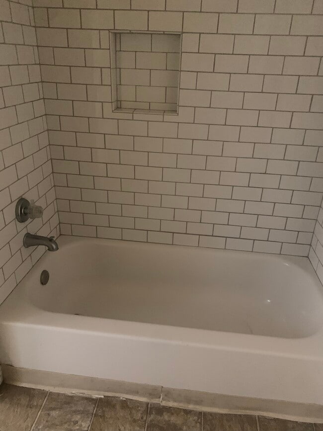 ducha - 17837 Sherman Way