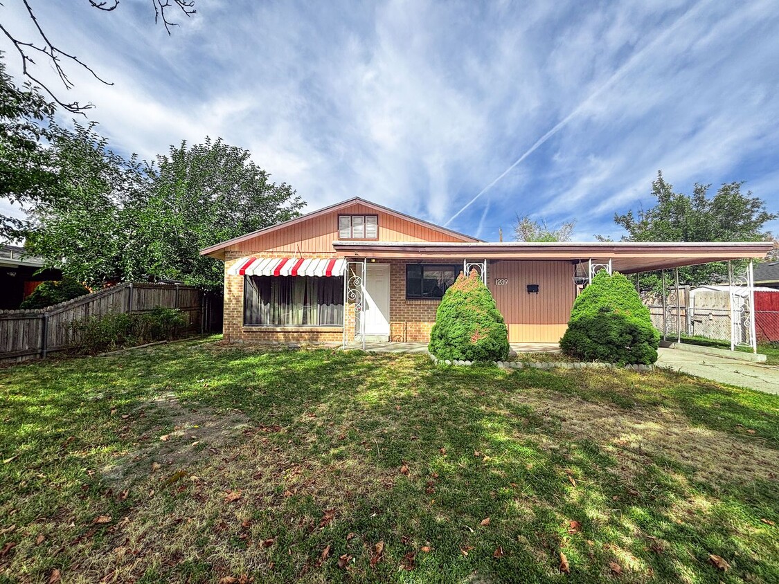 1st Month Rent FREE!!! 3BR 1BA Home w/ Fresh Flooring • Private Backyard in Salt Lake City - 1st Month Rent FREE!!! 3BR 1BA Home w/ Fresh Flooring • Private Backyard in Salt Lake City