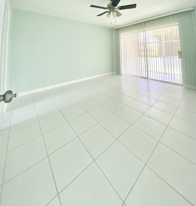 Foto del edificio - 12023 W Greenway Dr