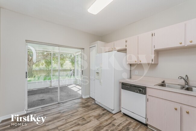 Building Photo - 1044 Lake Shore Ranch Dr