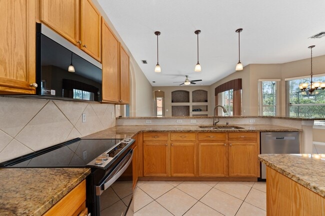 Building Photo - Spacious 4/3 Pool Home in the Gated Lake F...