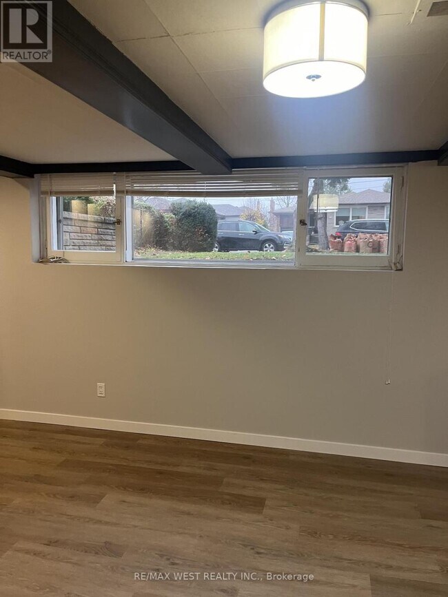 Photo du bâtiment - 35 Lilywood Rd