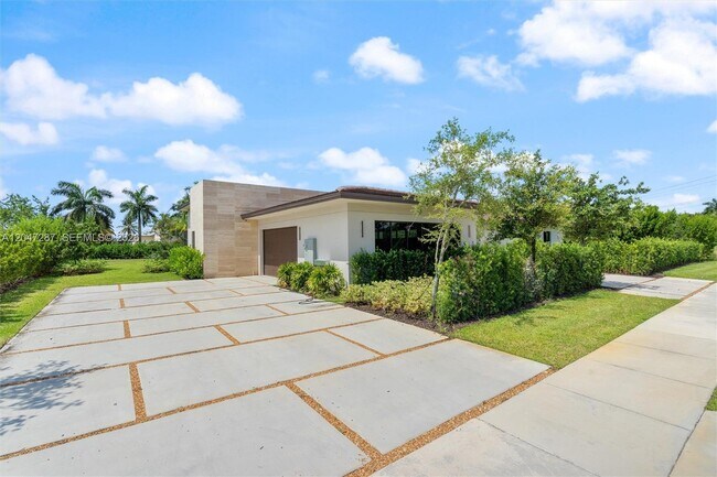 Building Photo - 14930 SW 16 Ct