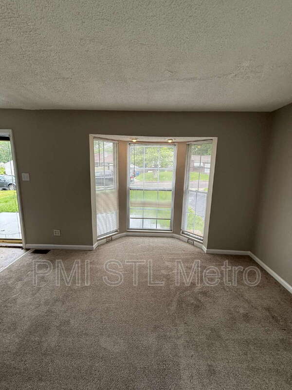 Building Photo - 10342 Ross Cir