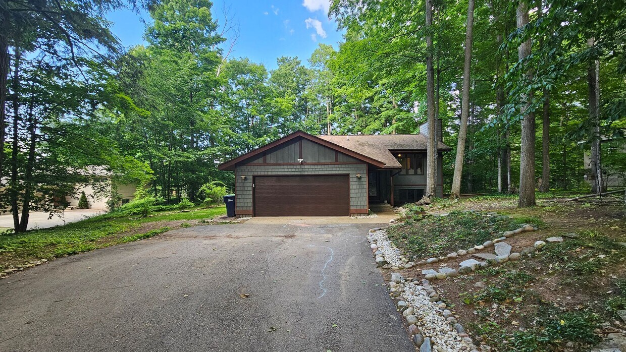Primary Photo - East Side Traverse City 3BR Home with Lake...