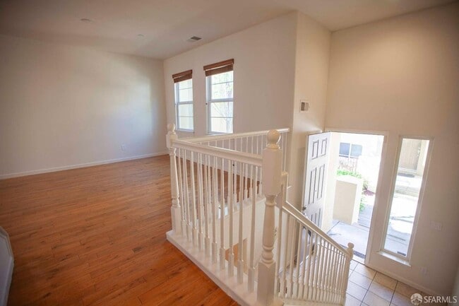 Building Photo - Beautiful updated 3-level, 3BR2.5BA and 2-car garage townhome!