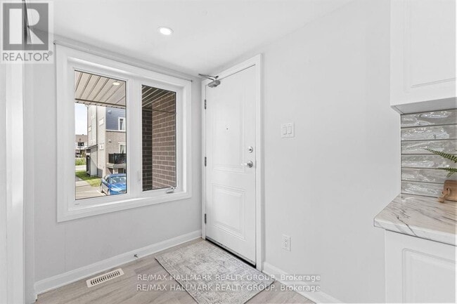 Building Photo - 706 Amberwing Private